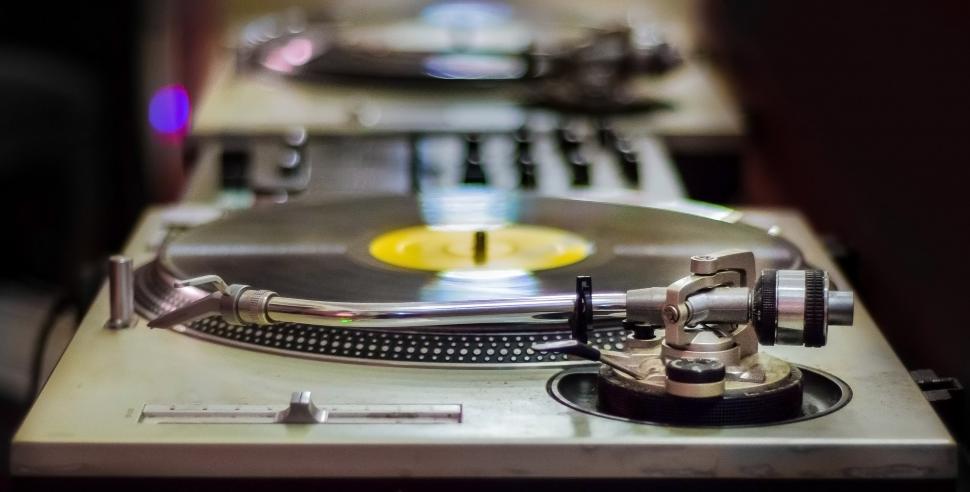 Free Image of Turntable With Yellow Disc 
