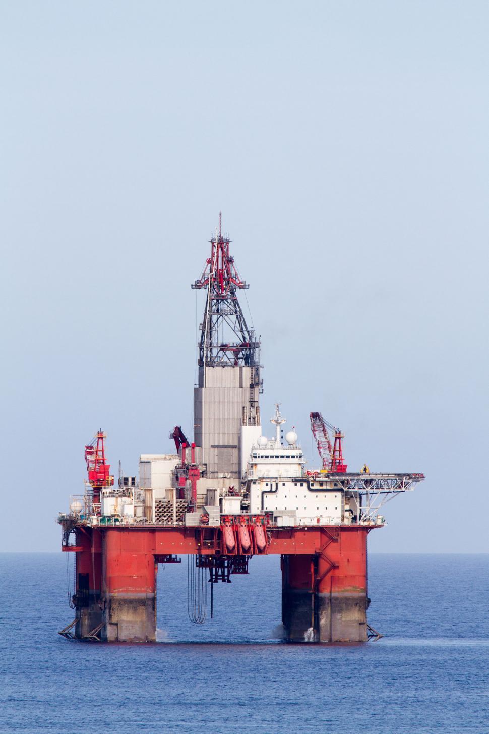 Free Image of Oil and gas drilling platform 