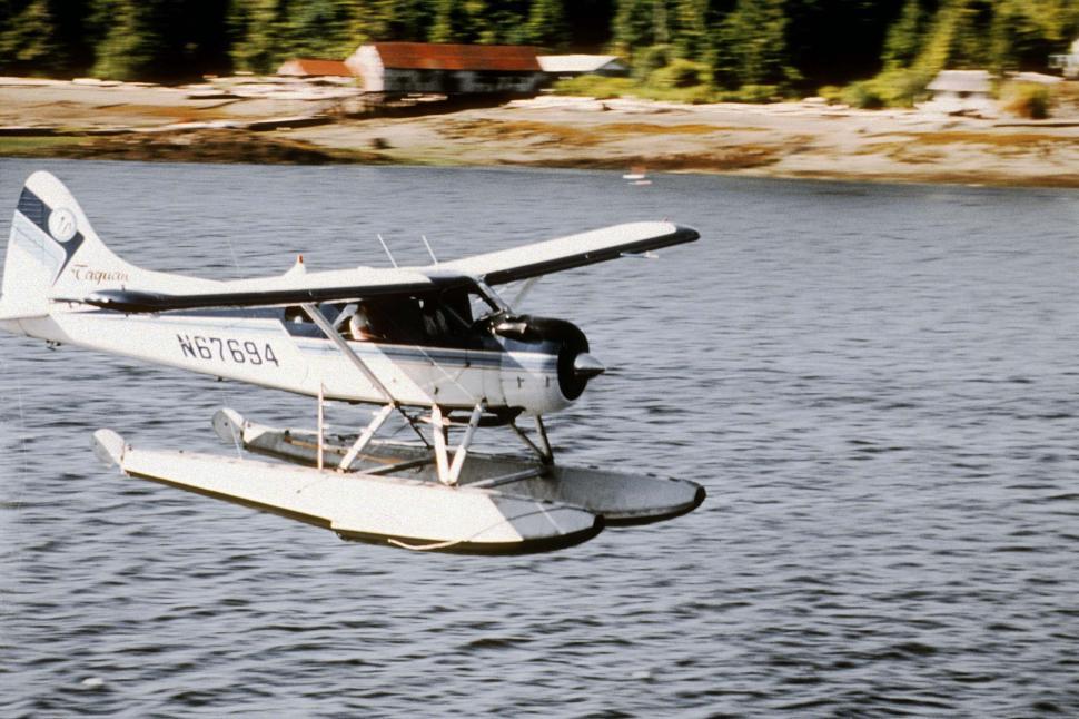 Free Image of seaplane landing 
