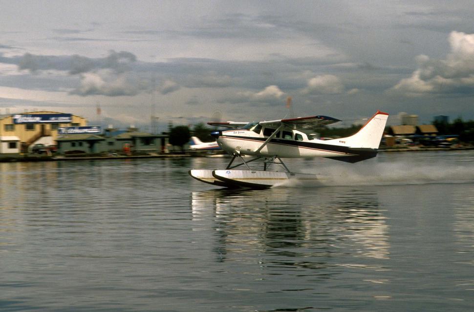 Free Image of seaplane landing 3 