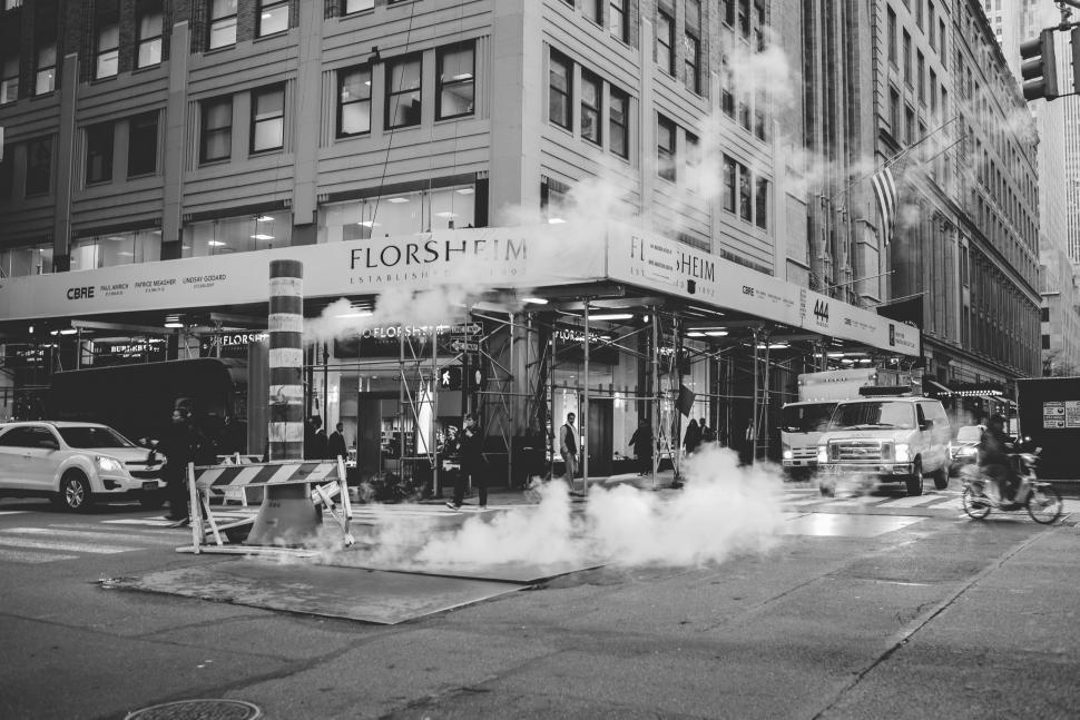 Free Image of Urban Street Scene in Black and White 