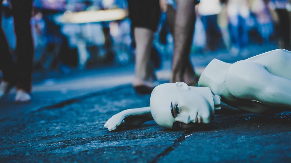 Free Image of Statue of a Woman Laying on the Ground 