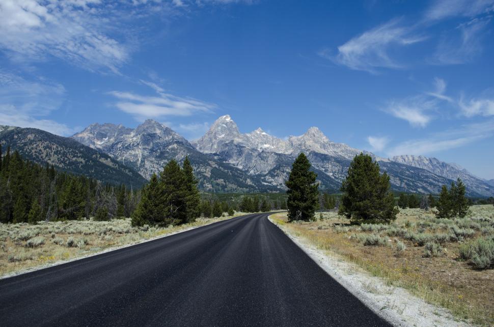Free Image of Empty Road With Mountains in Background 