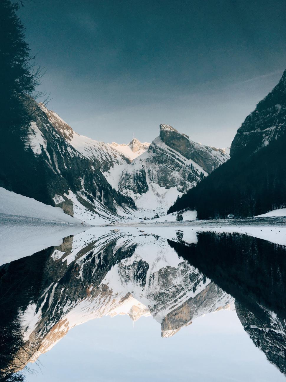 Free Image of Mountain Range Reflecting in Still Lake 