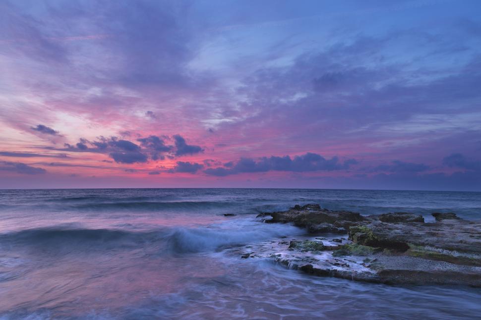 Free Image of Beautiful Sunset Over the Ocean With Waves 