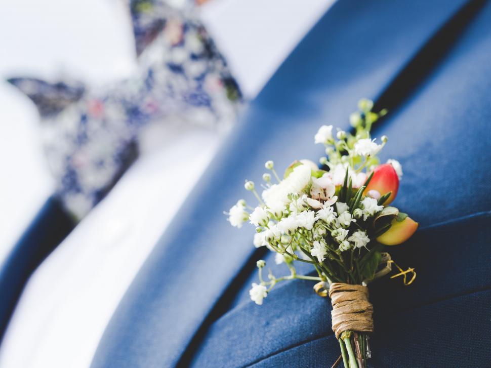 Free Image of Elegant Boutonniere With Tied Flowers 