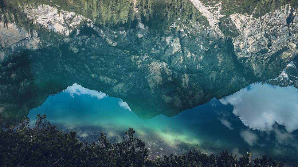 Free Image of Majestic Lake Surrounded by Mountains and Trees 
