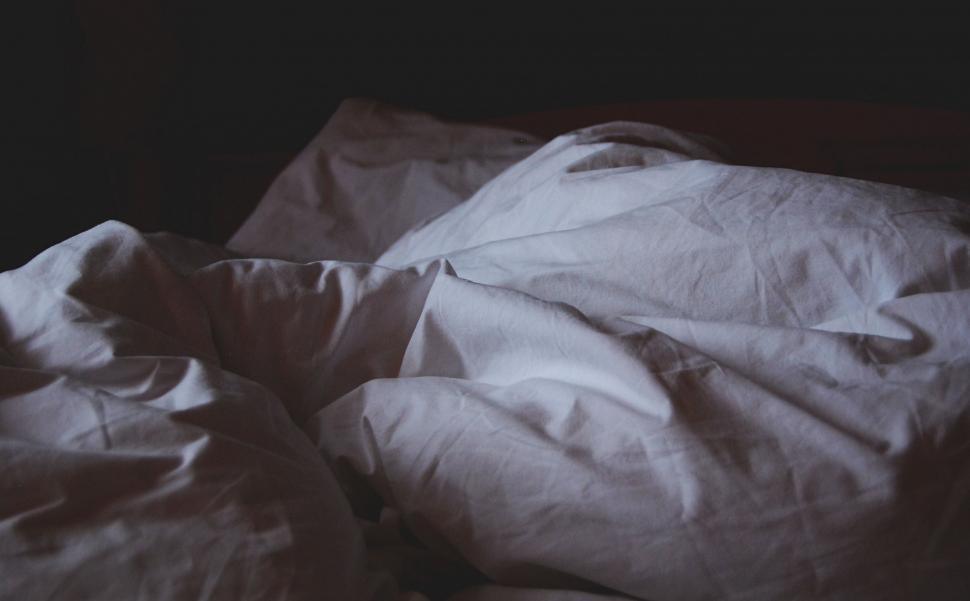 Free Image of Unmade Bed With White Sheets and Pillows 