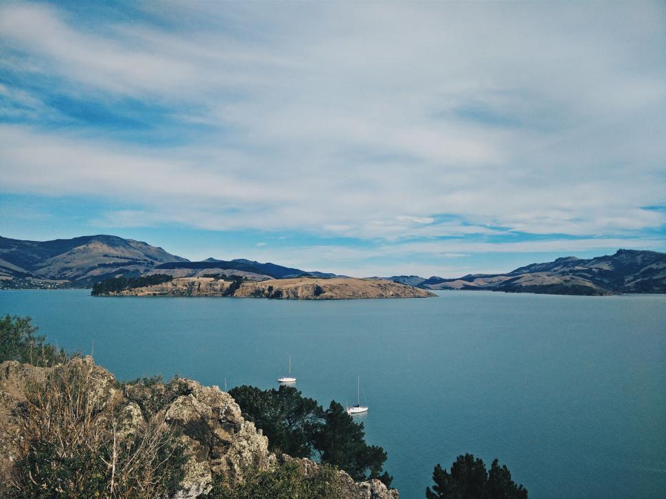 Free Image of Majestic Mountain Lake Surrounded by Peaks 