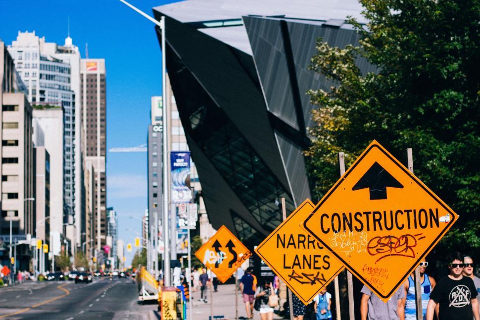 Alerting Drivers to Roadblocks on Freeways