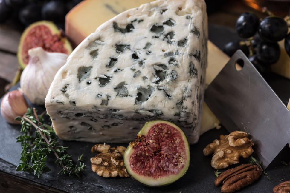 Free Image of Piece of Cheese on Cutting Board 