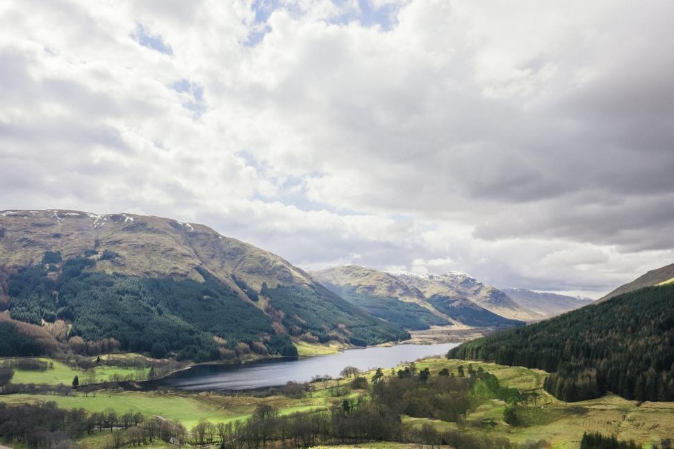 Free Image of Majestic Mountain Range Overlooking Pristine Lake 