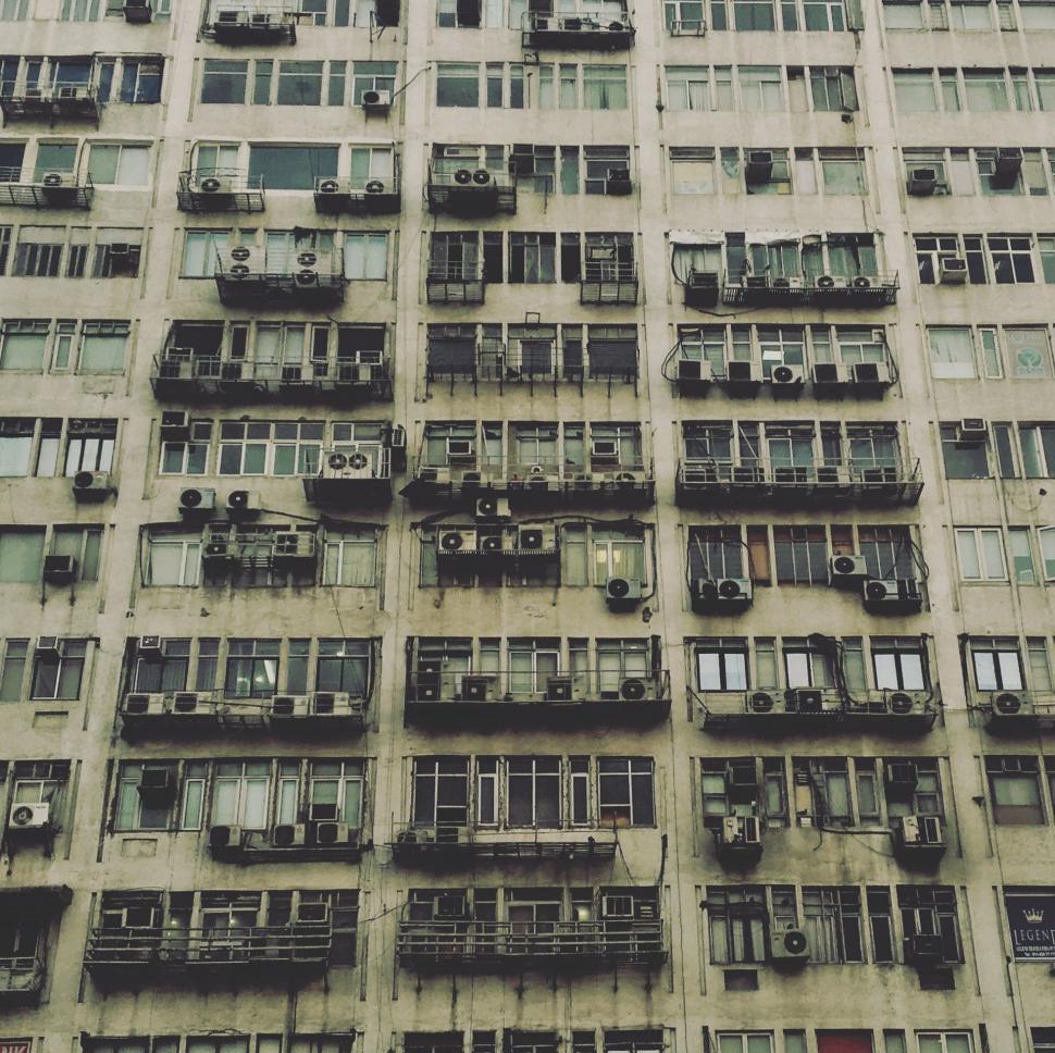 Free Image of Impressive Skyscraper With Numerous Windows 