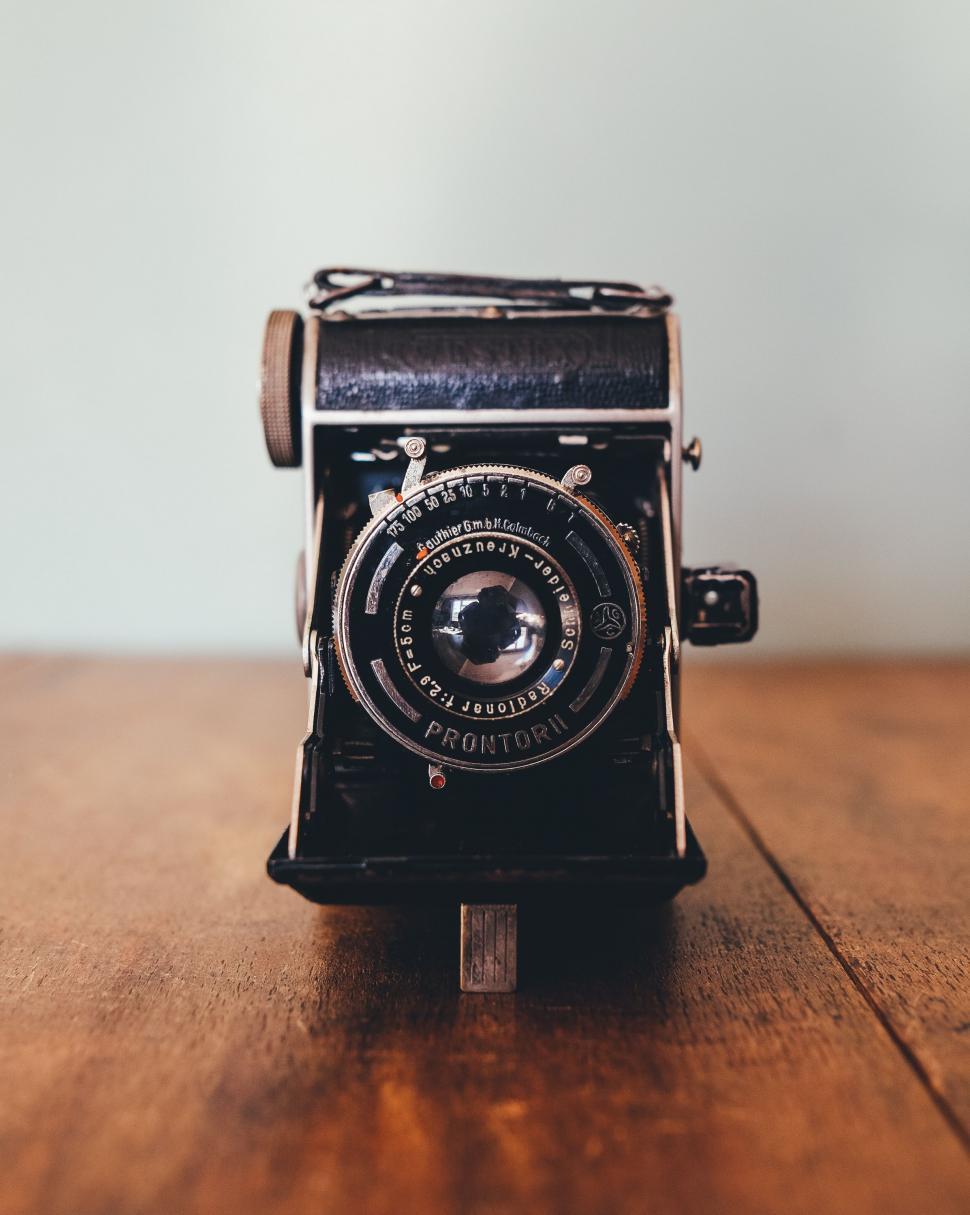vintage-camera-on-wooden-table.jpg