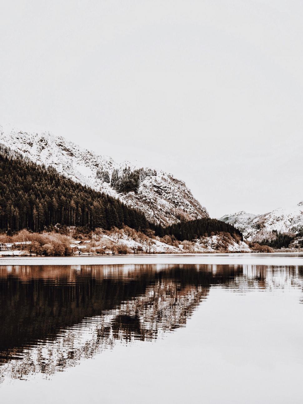 Free Image of Majestic Mountain Lake 
