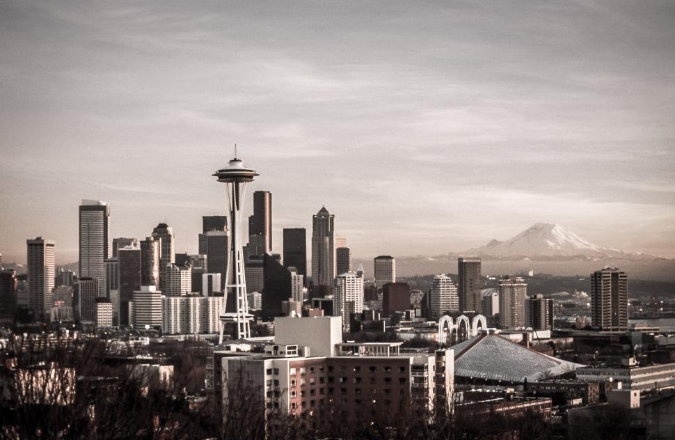 アンソニーキャセイ　ミッドナイトシルエット Free Stock Photo of Seattle Skyline and Mt. Rainier