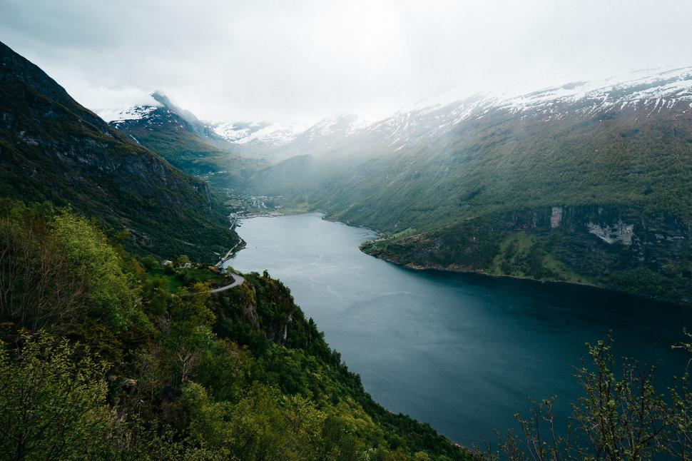 Free Image of Majestic MountainLake 