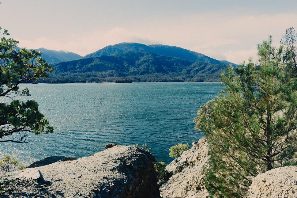 Free Image of Majestic Lake With Mountains in the Background 
