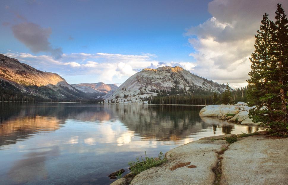 Free Image of Tenaya Lake and rocky shoreline 