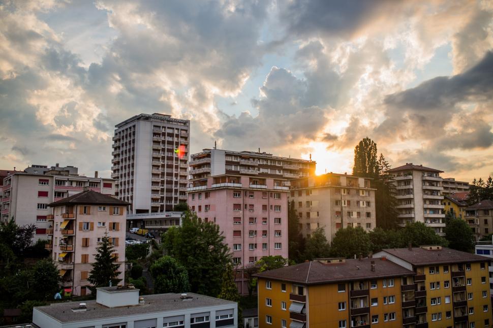 Free Image of Sun Setting Over City With Tall Buildings 