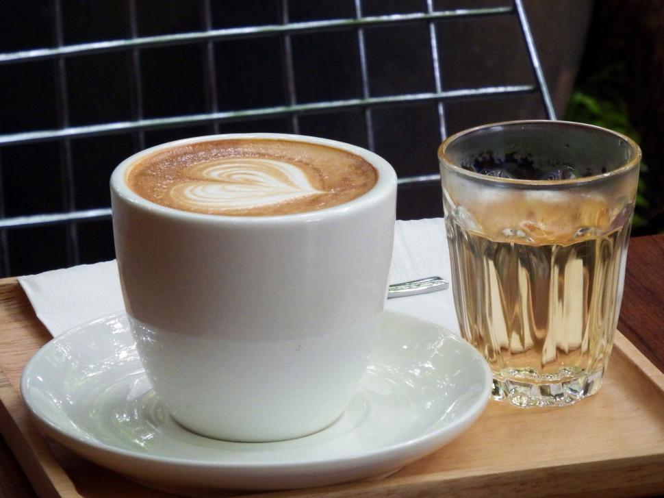 Free Image of Coffee and Iced Tea with Heart Art  