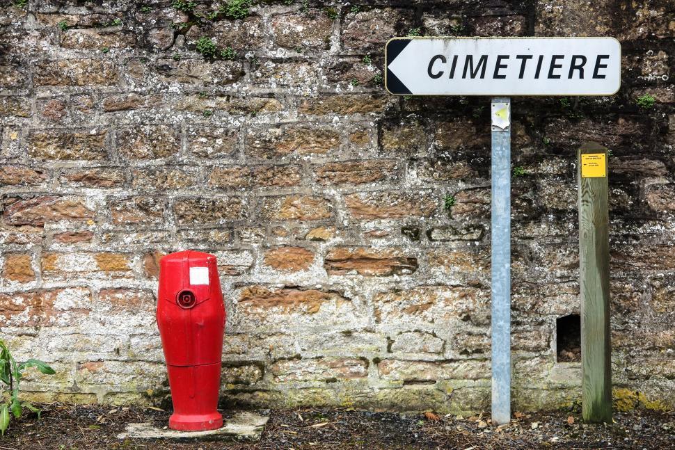 Free Image of Sign points the way 