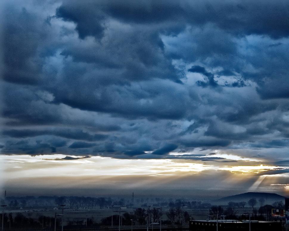 Free Image of Grey clouds 