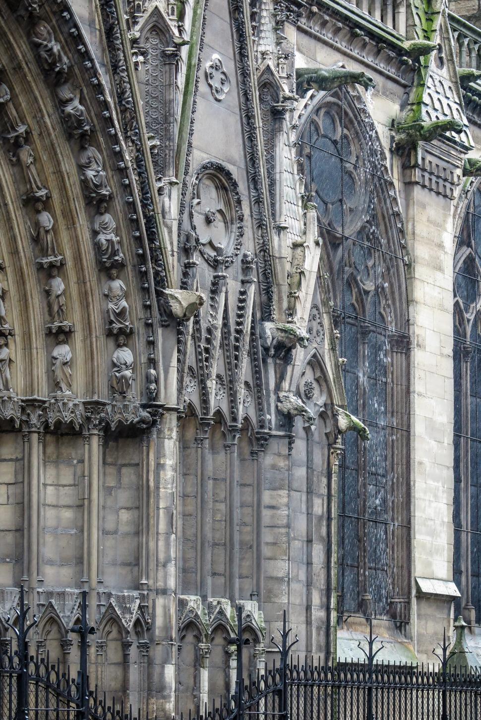 Free Image of Norte Dame windows 