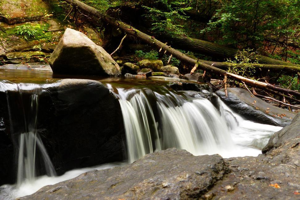 Free Image of Waterfall and rock ledge 