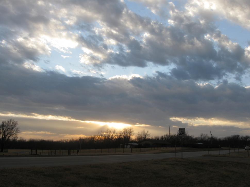 Free Image of Sun through clouds 