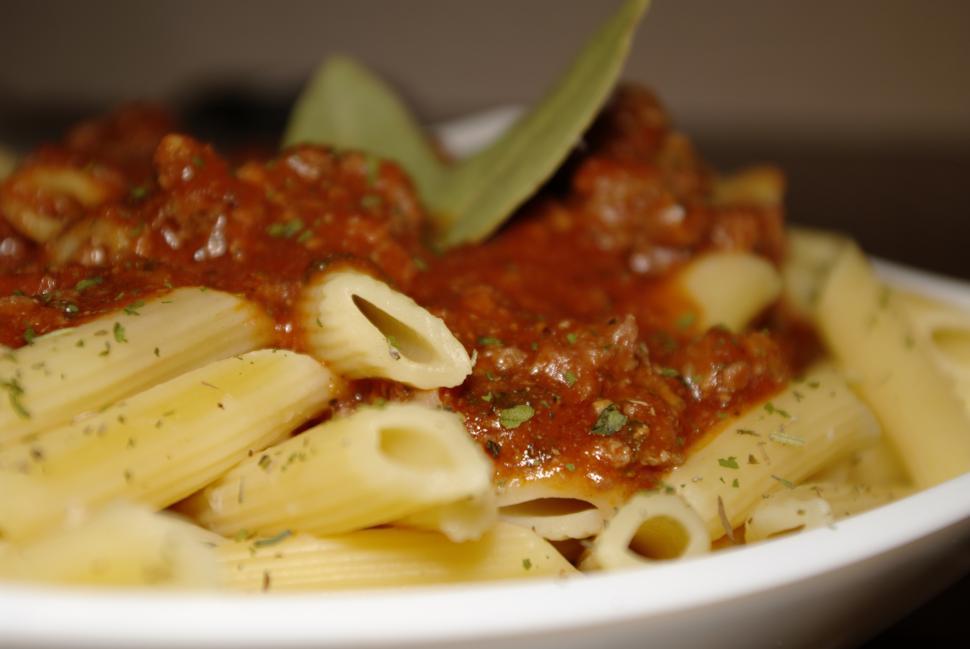 Free Image of White Bowl Filled With Pasta and Sauce 