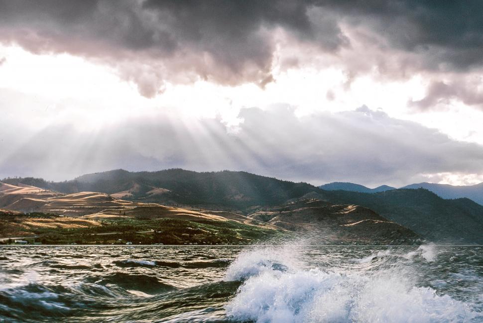Free Image of Dramatic clouds and sunbeams 