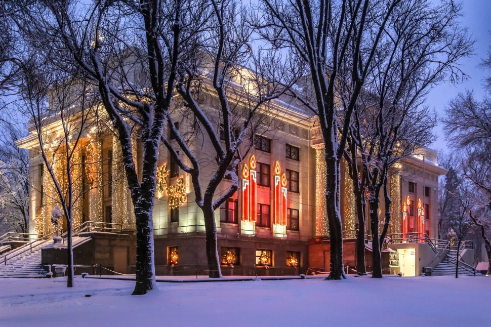 Free Image of Fresh snow around the courthouse 