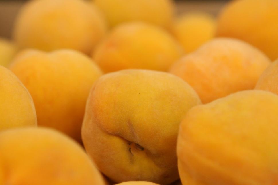 Free Image of Pile of Yellow Apples on Table 