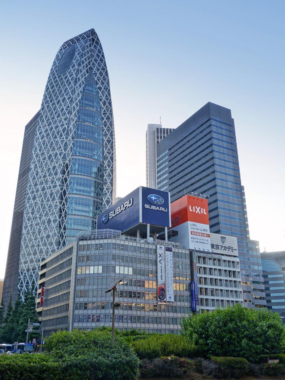Free Image of Tall Building Amidst Cityscape 