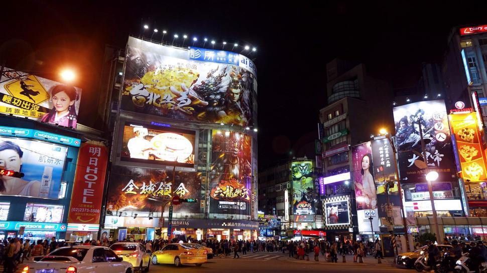 Free Image of Bustling City Street Filled With Tall Buildings 
