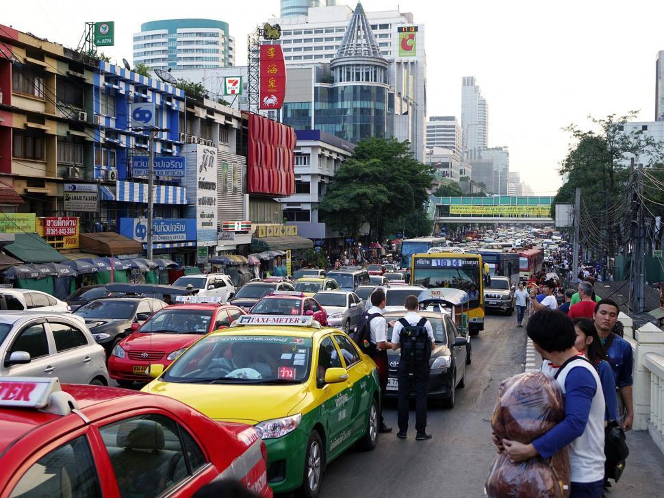 Free Image of Bustling City Street With Heavy Traffic 