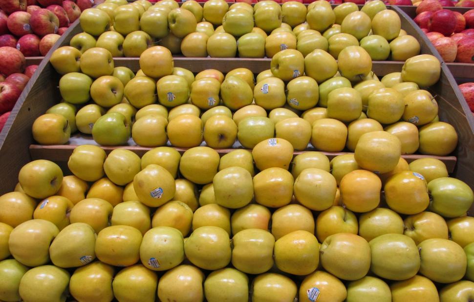 Free Stock Photo of Abundance of Apples Displayed in Grocery Store