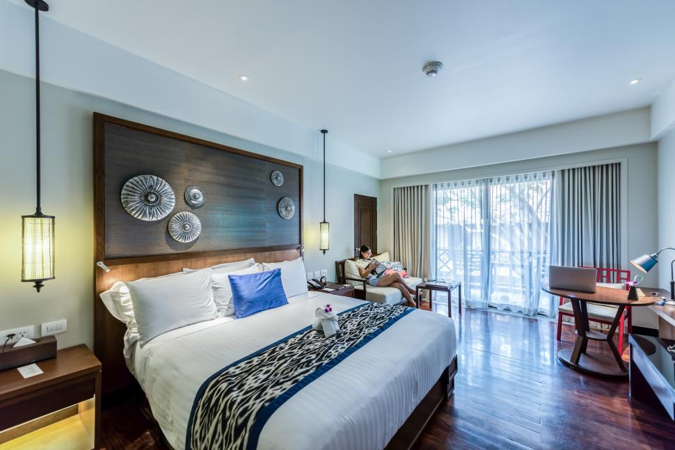 Free Image of Bedroom With Large Bed and Wooden Headboard 