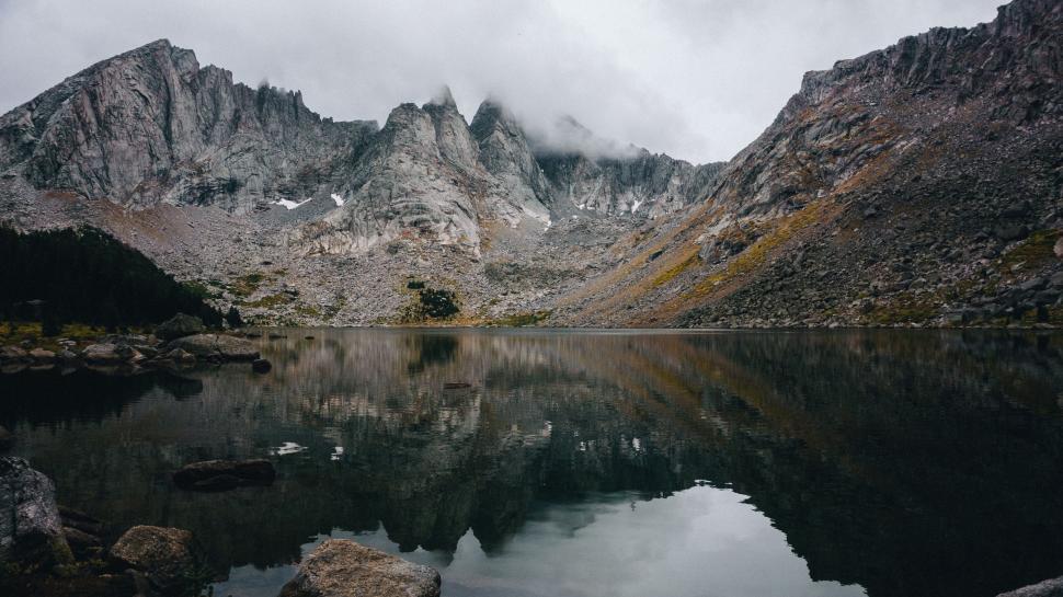 Free Image of Majestic Mountain Range With Lake 