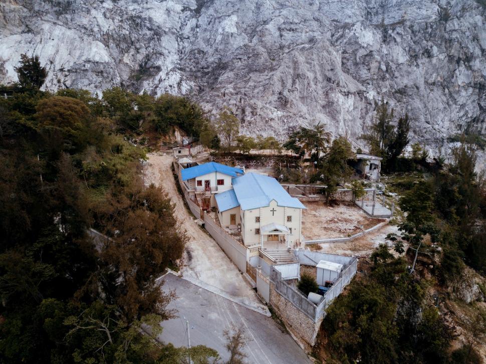 Free Image of Aerial View of a House in the Mountains 
