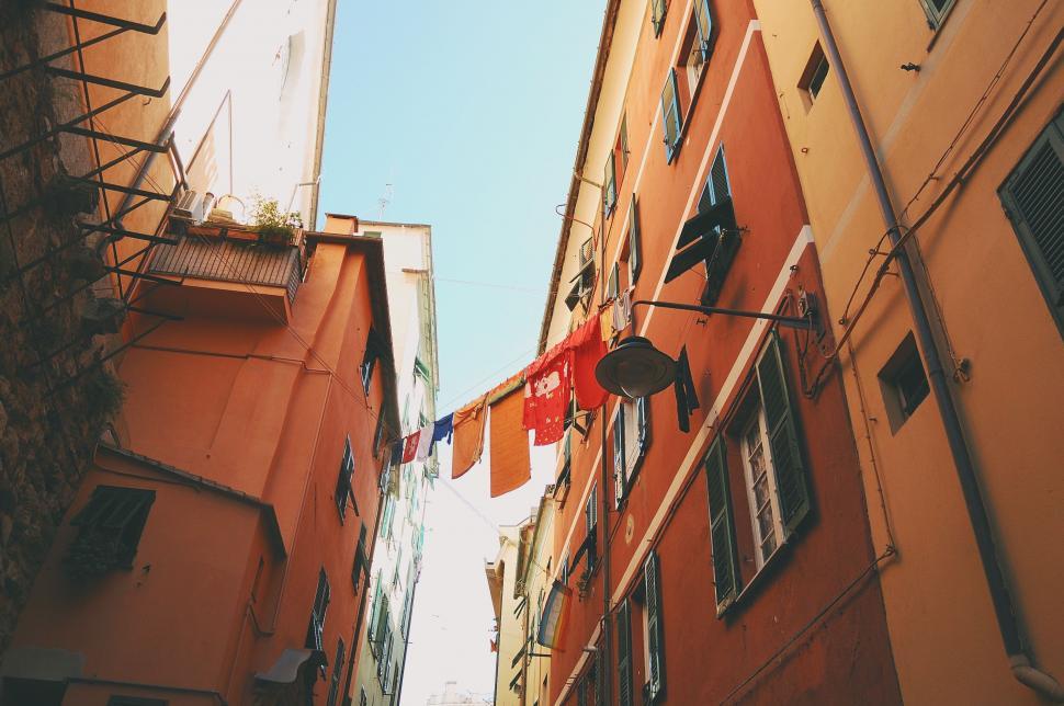 Free Image of Urban Alleyway With Clothes on Clotheslines 