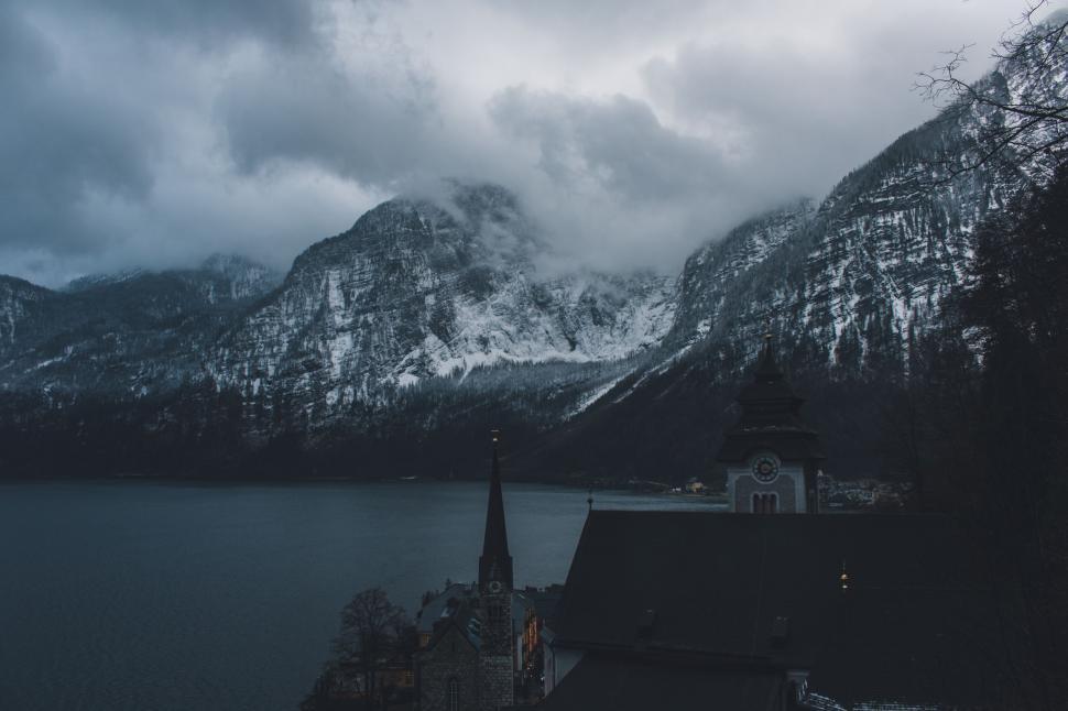 Free Image of Majestic Mountains and Lake Landscape 
