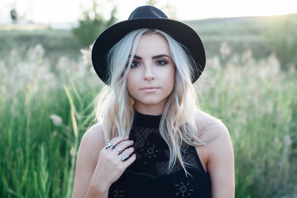 woman-with-blonde-hair-wearing-black-hat.jpg