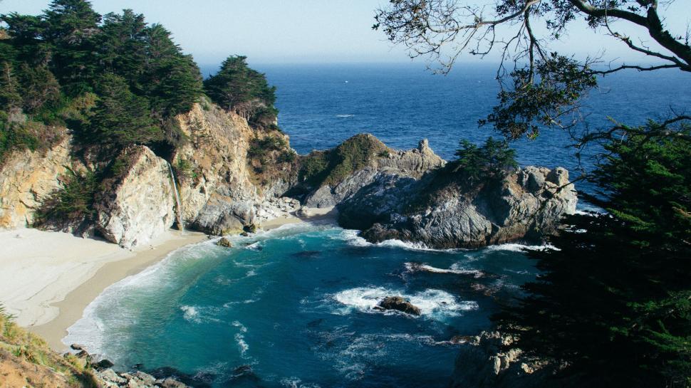 Free Image of Overlooking a Beach From a Cliff 