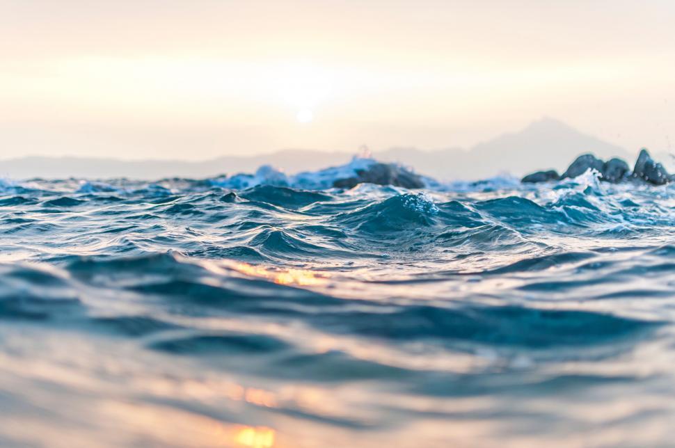 Free Image of Blurry Body of Water 