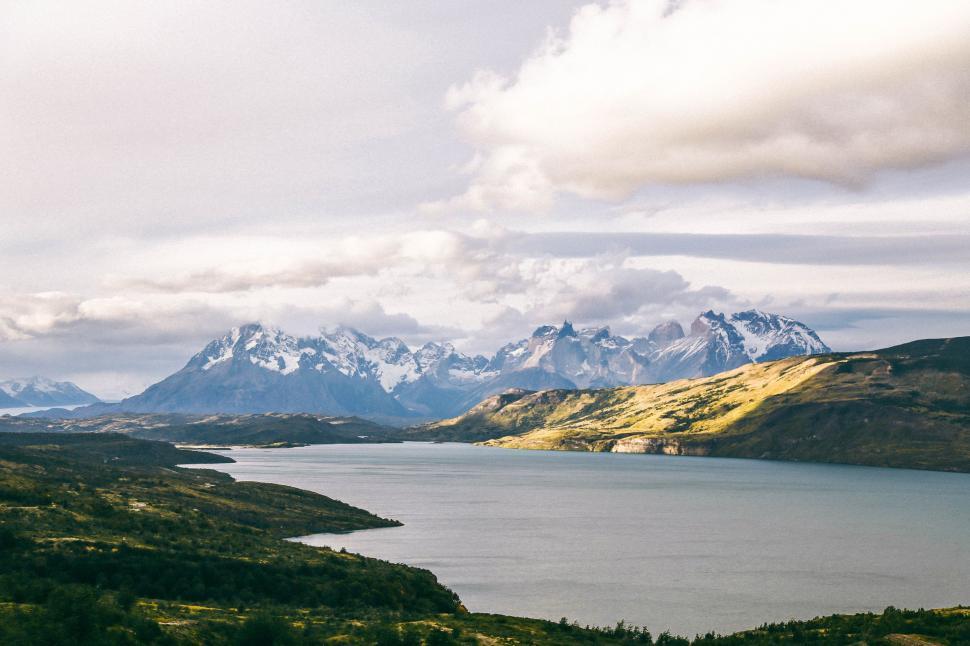Free Image of Majestic Mountain Lake Surrounded by Peaks 
