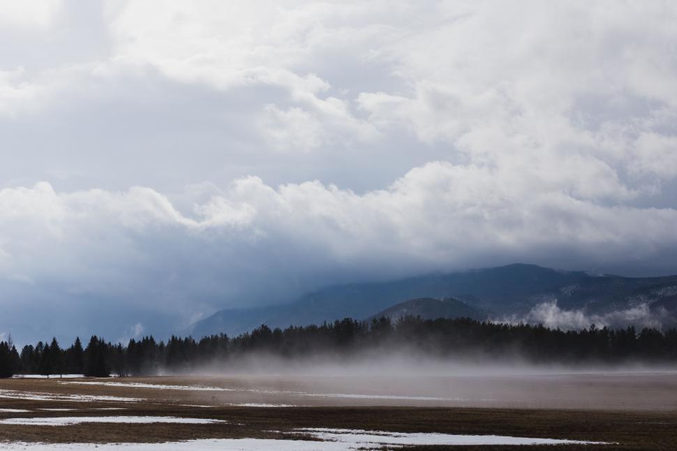 Free Image of Majestic Mountain Lake Surrounded by Peaks 