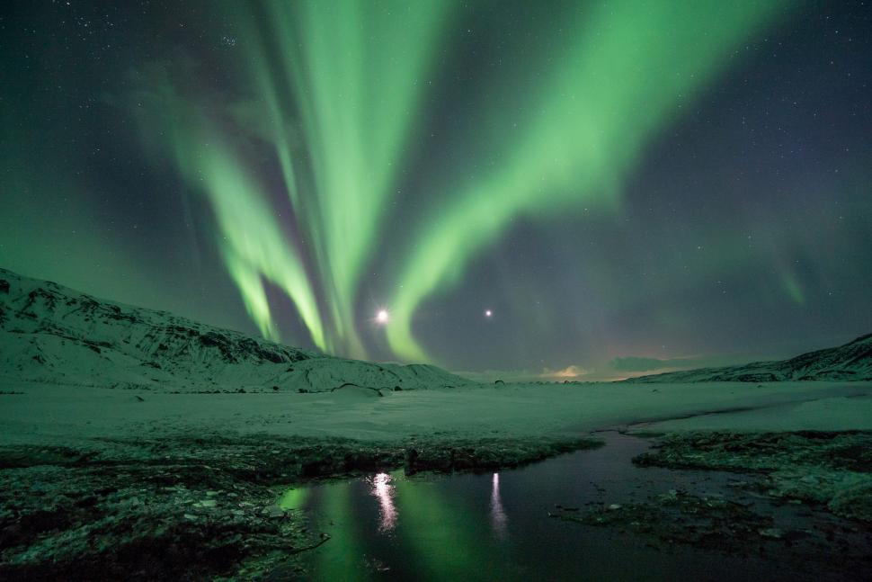 Free Image of Green Aurora Bore Over Frozen Lake 