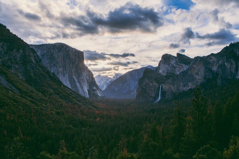 Free Image of Majestic Valley With Mountains in Background 